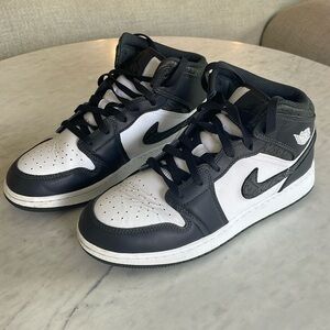 EUC Air Jordan 1 Mid SE